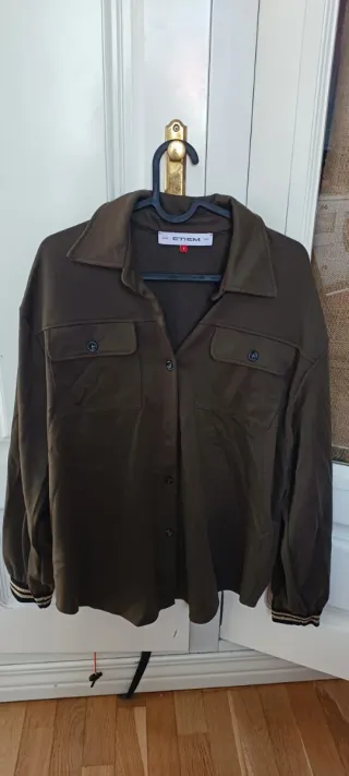 Camisa punto ETIEM verde militar con detalles dora