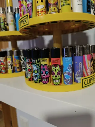 Colección mecheros Clipper con stands