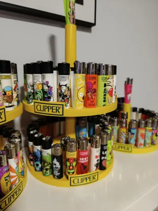 Colección mecheros Clipper con stands