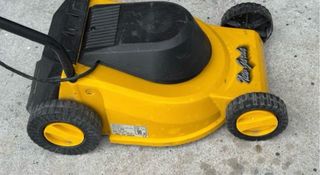 Cortacésped eléctrico amarillo con poco uso