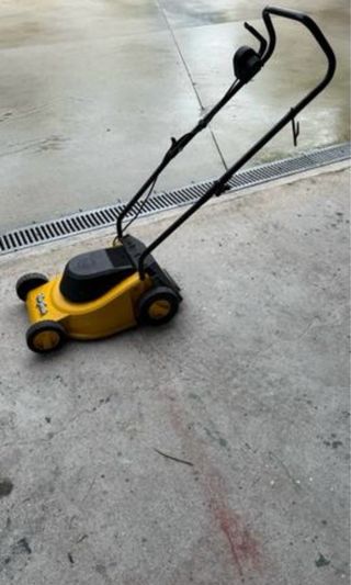 Cortacésped eléctrico amarillo con poco uso