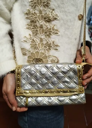 Pochette argento capiente e versatile