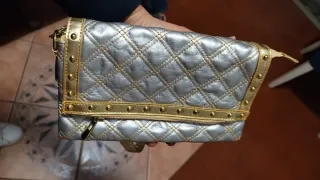 Pochette argento capiente e versatile