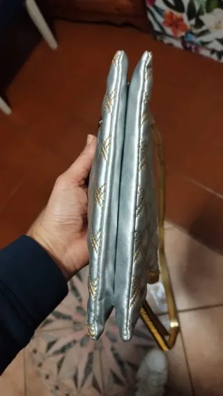 Pochette argento capiente e versatile