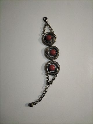 Pulsera de bisutería con detalles circulares.