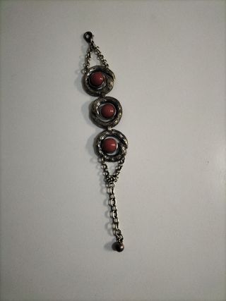 Pulsera de bisutería con detalles circulares.