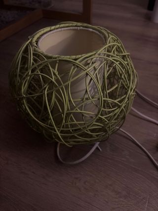 Lámpara de mesa de mimbre verde y blanco