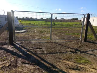 Cancela metálica de 5x2 m y vallas de madera.