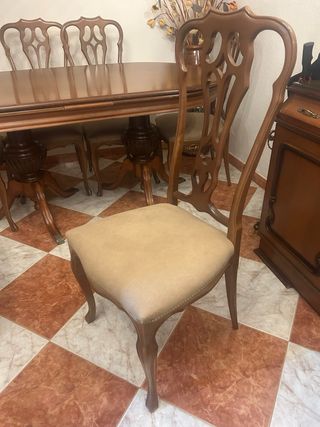 Mesa extensible y 6 sillas tapizadas
