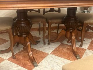 Mesa extensible y 6 sillas tapizadas