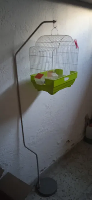 Jaula para pájaros blanca y roja