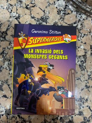 La invasió dels monstres gegants: Superherois