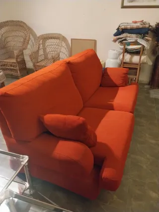 Sofá rojo de 2 plazas muy comodo