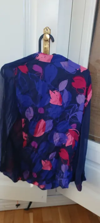 Blusa estampada azul y rosa