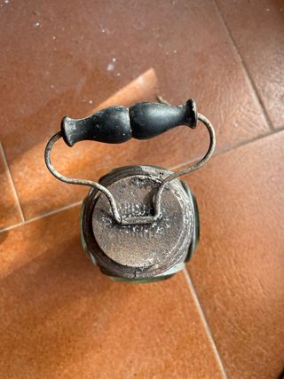 Antica lampada a petrolio da restaurare