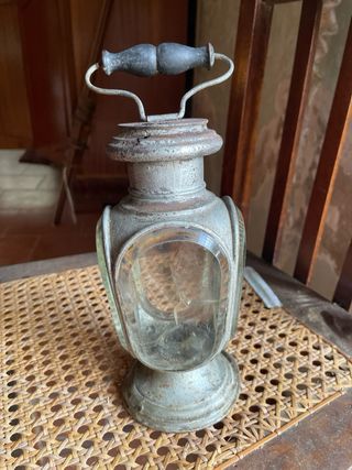Antica lampada a petrolio da restaurare