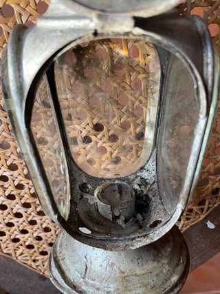 Antica lampada a petrolio da restaurare