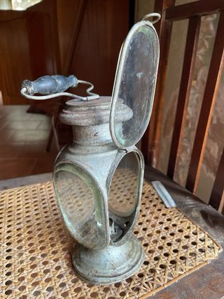 Antica lampada a petrolio da restaurare