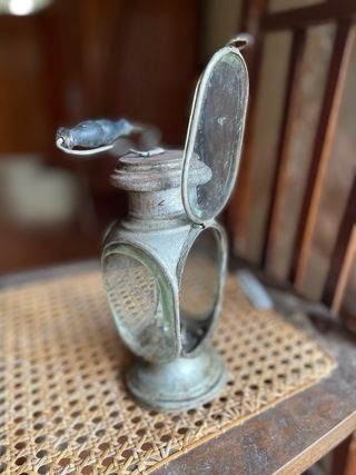 Antica lampada a petrolio da restaurare