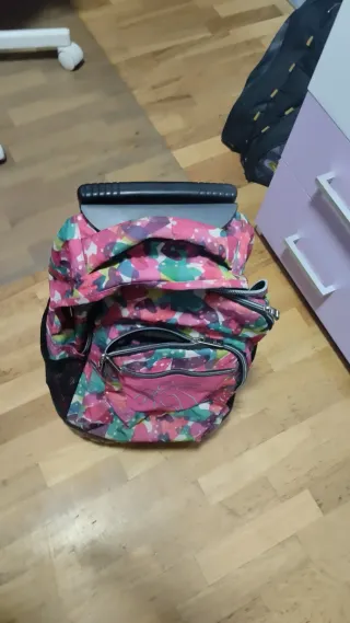 Mochila con ruedas y estampado