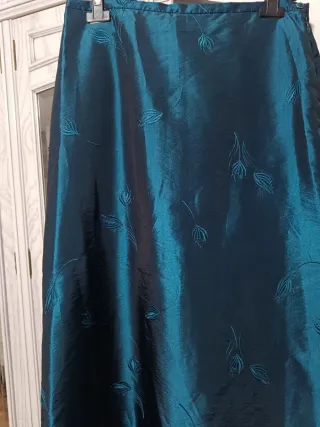 Conjunto corpiño, falda y chal