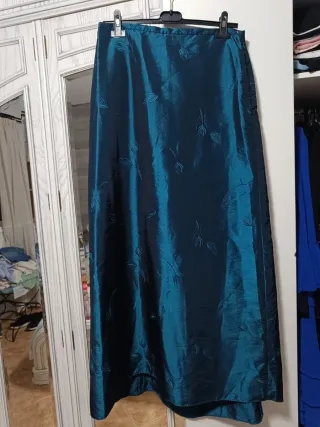 Conjunto corpiño, falda y chal