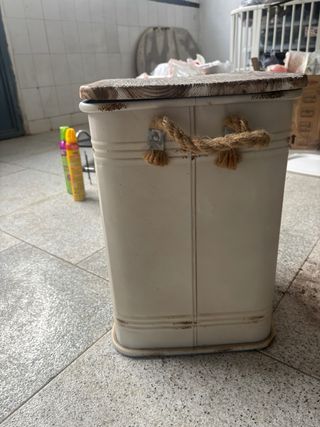 Cesto o mesa auxiliar metal y madera