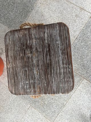 Cesto o mesa auxiliar metal y madera