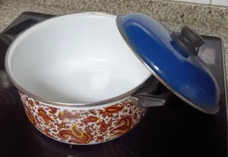 Olla antigua con diseño floral