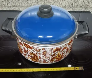 Olla antigua con diseño floral