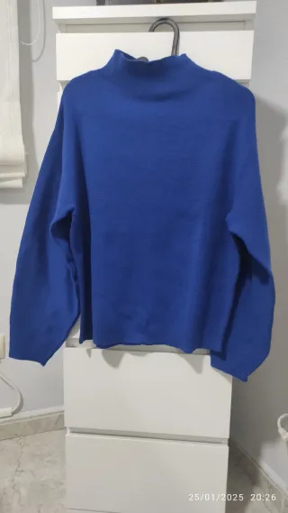Jersey azul de cuello alto para mujer