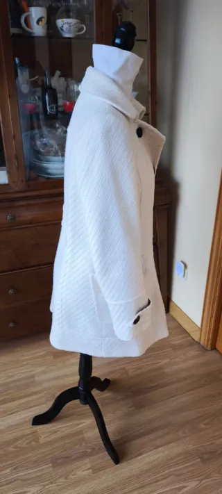 Abrigo blanco doble botonadura