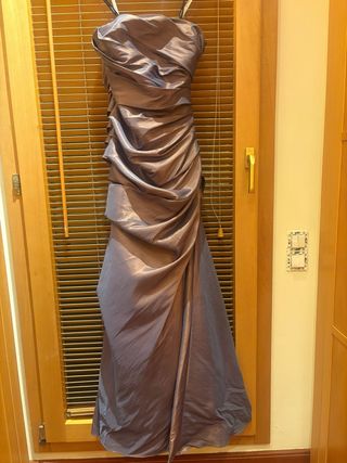 Elegante vestido de fiesta largo color topo