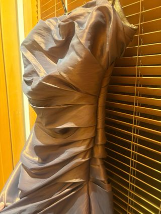 Elegante vestido de fiesta largo color topo