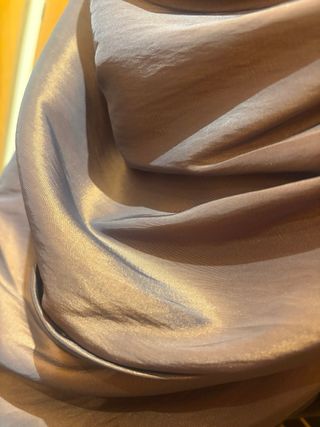 Elegante vestido de fiesta largo color topo