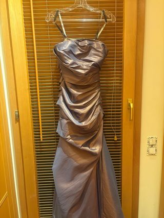 Elegante vestido de fiesta largo color topo