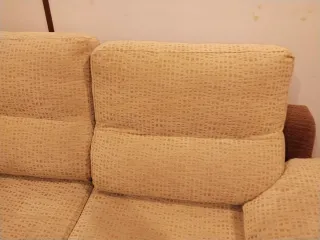 Sofá de tela beige y marrón
