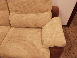 Sofá de tela beige y marrón