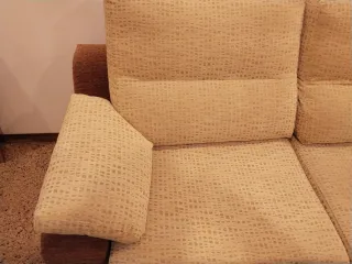 Sofá de tela beige y marrón