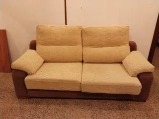 Sofá de tela beige y marrón