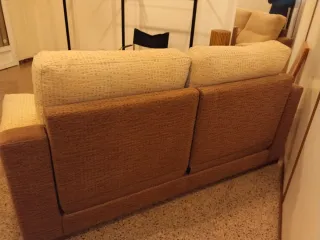 Sofá de tela beige y marrón