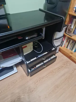 Escritorio de madera negro