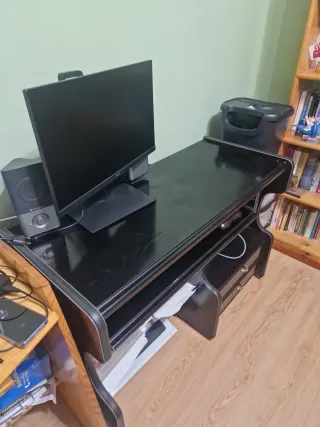 Escritorio de madera negro