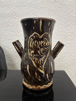 Vasija de cerámica con diseño Coliseo