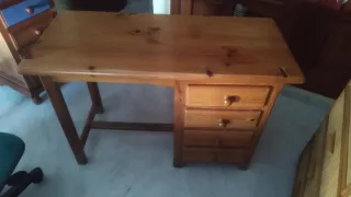 Escritorio de madera con cajones