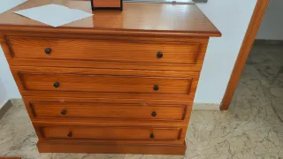 Cómoda de madera marrón