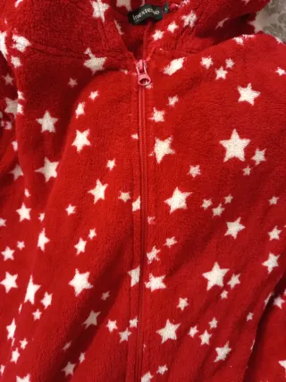 Pijama de estrellas rojo y blanco