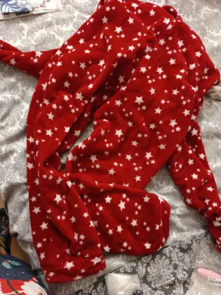 Pijama de estrellas rojo y blanco