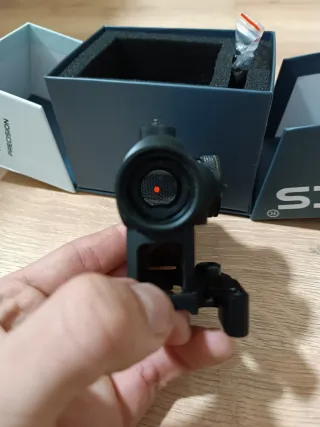 Red Dot T1 usado en réplica AEG Airsoft