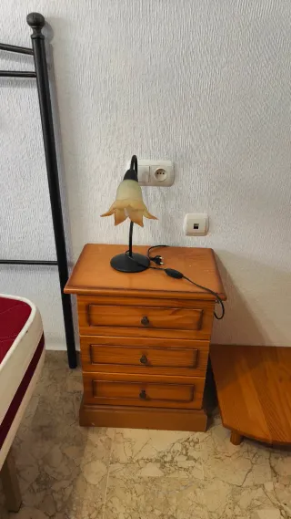 2 Mesitas de noche de madera y metal